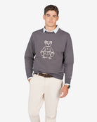 Sudadera FLUFFY BEAR antracita de Harper & Neyer, look frontal con oxford blanca y chino blanco crudo