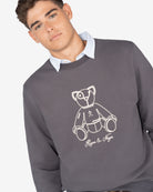 Sudadera FLUFFY BEAR de Harper & Neyer en antracita, plano medio con oso ilustrado y oxford asomando por el cuello