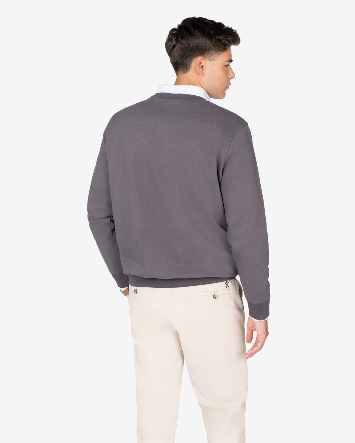Sudadera FLUFFY BEAR antracita de Harper & Neyer, look trasero con chino blanco crudo