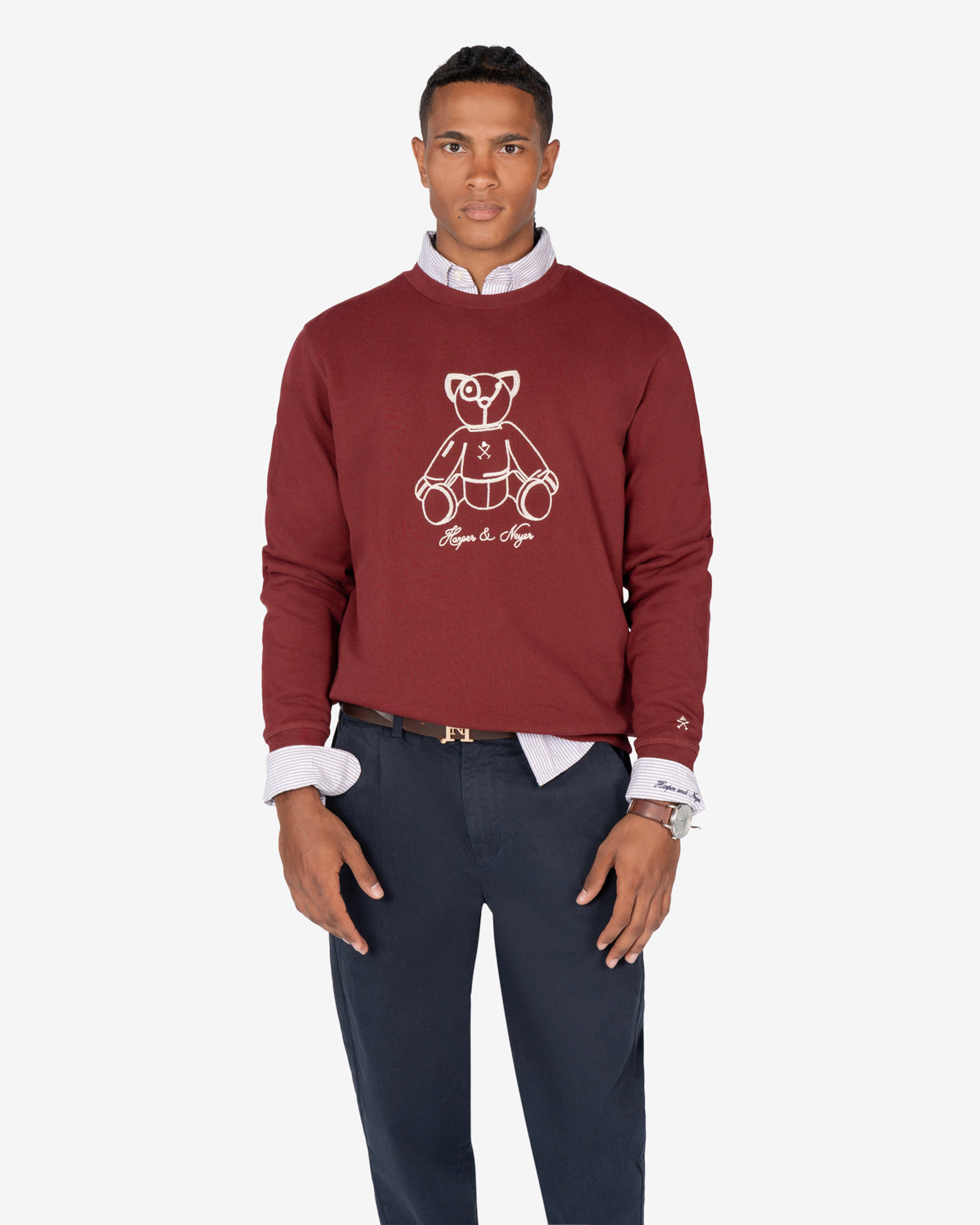 Sudadera FLUFFY BEAR burdeos de Harper & Neyer, look frontal con oxford de rayas y chino azul marino