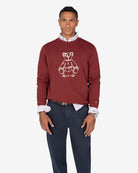 Sudadera FLUFFY BEAR burdeos de Harper & Neyer, look frontal con oxford de rayas y chino azul marino