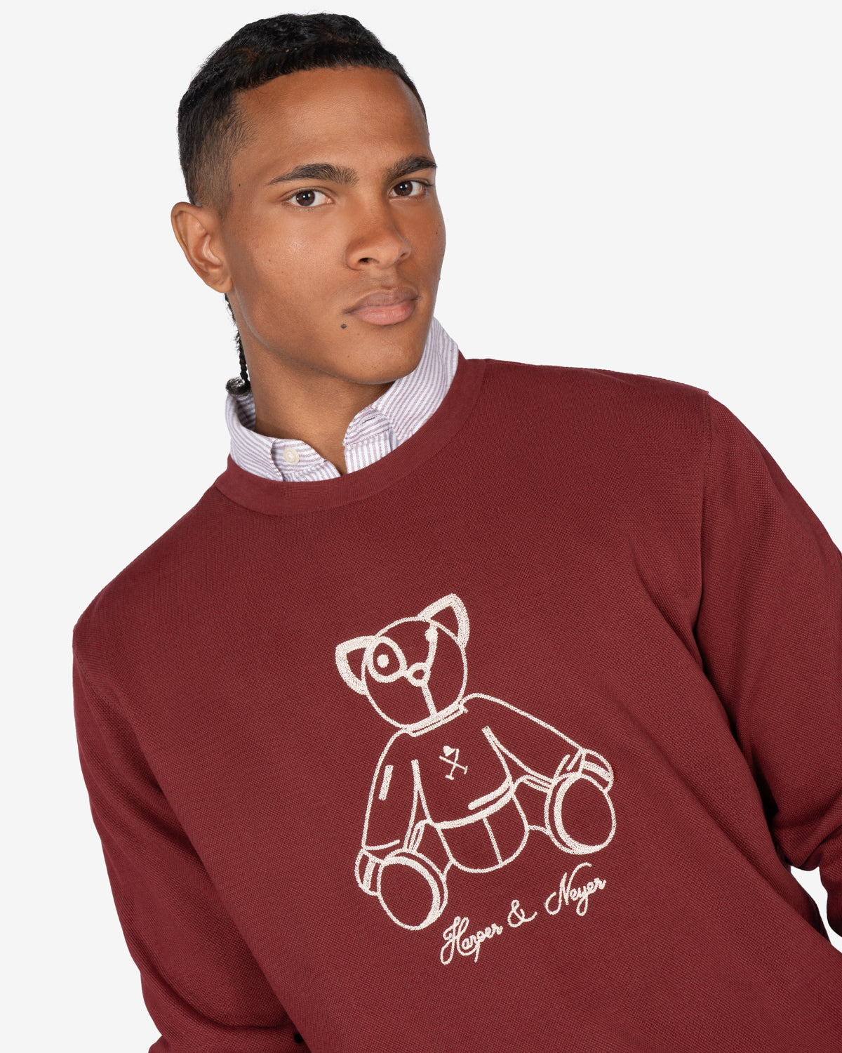 Sudadera FLUFFY BEAR de Harper & Neyer en burdeos, plano medio con oso ilustrado y oxford de rayas asomando
