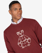 Sudadera FLUFFY BEAR de Harper & Neyer en burdeos, plano medio con oso ilustrado y oxford de rayas asomando
