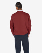 Sudadera FLUFFY BEAR burdeos de Harper & Neyer, look trasero con chino azul marino