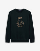 Sudadera FLUFFY BEAR de Harper & Neyer en verde botella, vista frontal con oso ilustrado bordado en hilo mostaza dorado