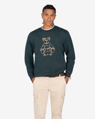 Sudadera FLUFFY BEAR verde botella de Harper & Neyer, look frontal con camiseta blanca y cargo beige