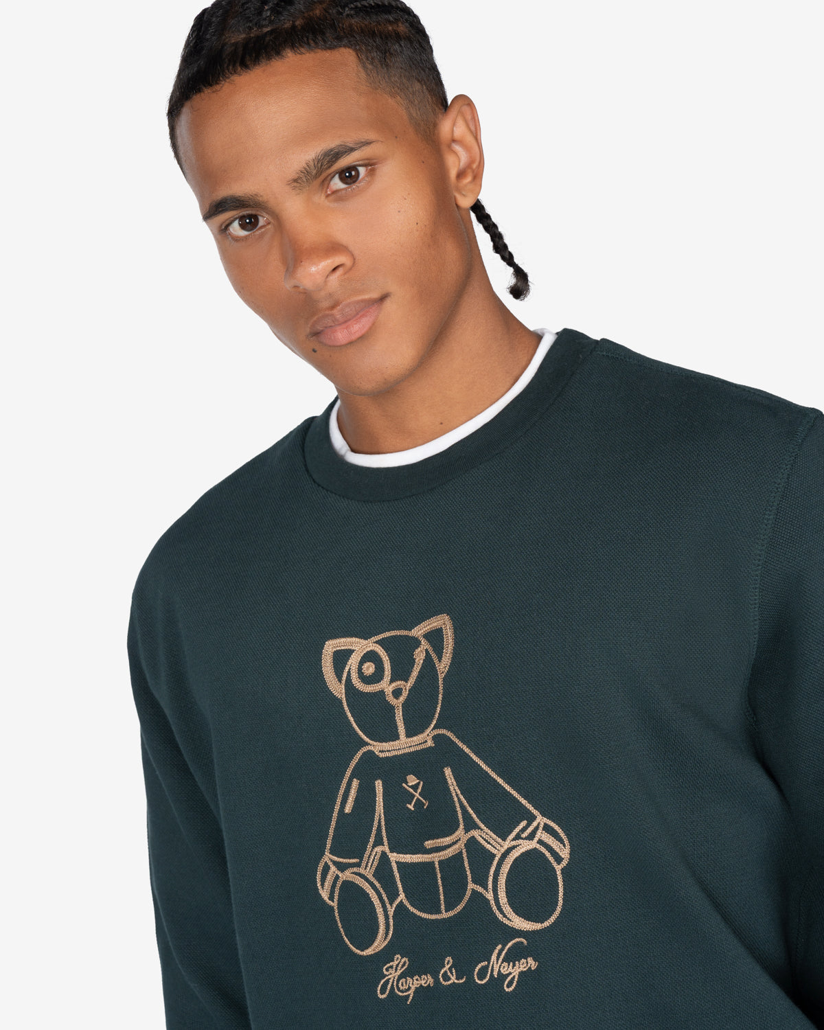 Sudadera FLUFFY BEAR de Harper & Neyer en verde botella, plano medio con oso ilustrado y camiseta blanca asomando
