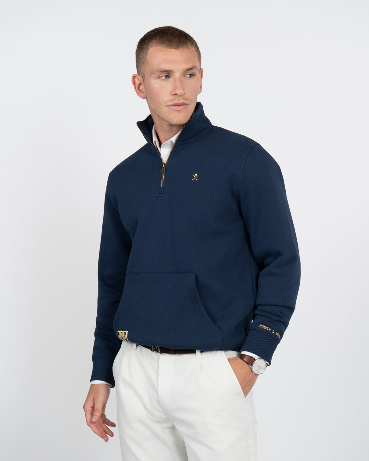 Sudadera Half-Zip Albany de Harper & Neyer en azul marino, frontal con cremallera dorada y logo dorado