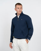 Sudadera Half-Zip Albany de Harper & Neyer en azul marino, frontal con cremallera dorada y logo dorado