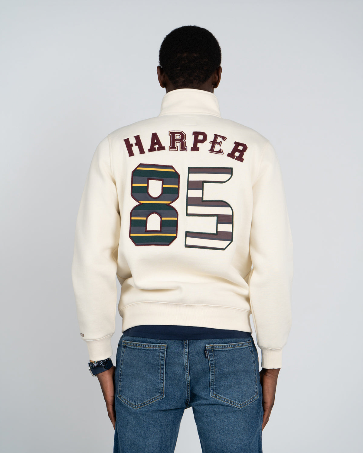 Sudadera Half-Zip Albany de Harper & Neyer en crudo, trasera con gráfico Harper 85 patchwork