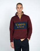 Sudadera Half-Zip Maryland de Harper & Neyer en burdeos, frontal con panel azul marino y lettering dorado