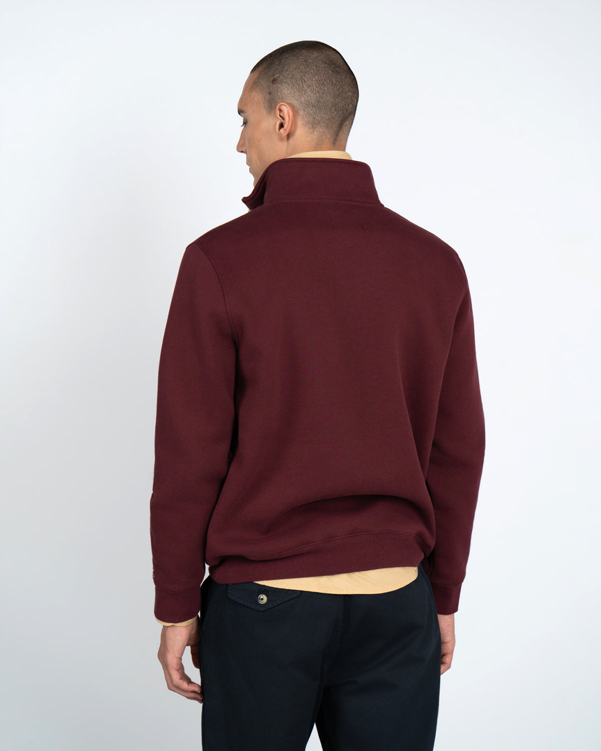 Sudadera Half-Zip Maryland de Harper & Neyer en burdeos, trasera limpia con cuello alto y camisa camel