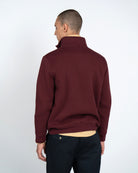 Sudadera Half-Zip Maryland de Harper & Neyer en burdeos, trasera limpia con cuello alto y camisa camel