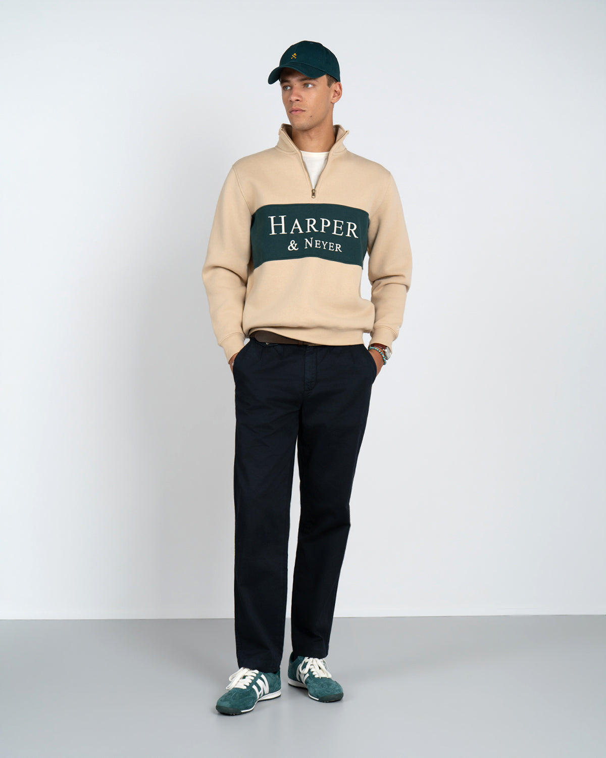 Sudadera Half-Zip Maryland de Harper & Neyer en camel, detalle del panel verde y tipografía serif crudo