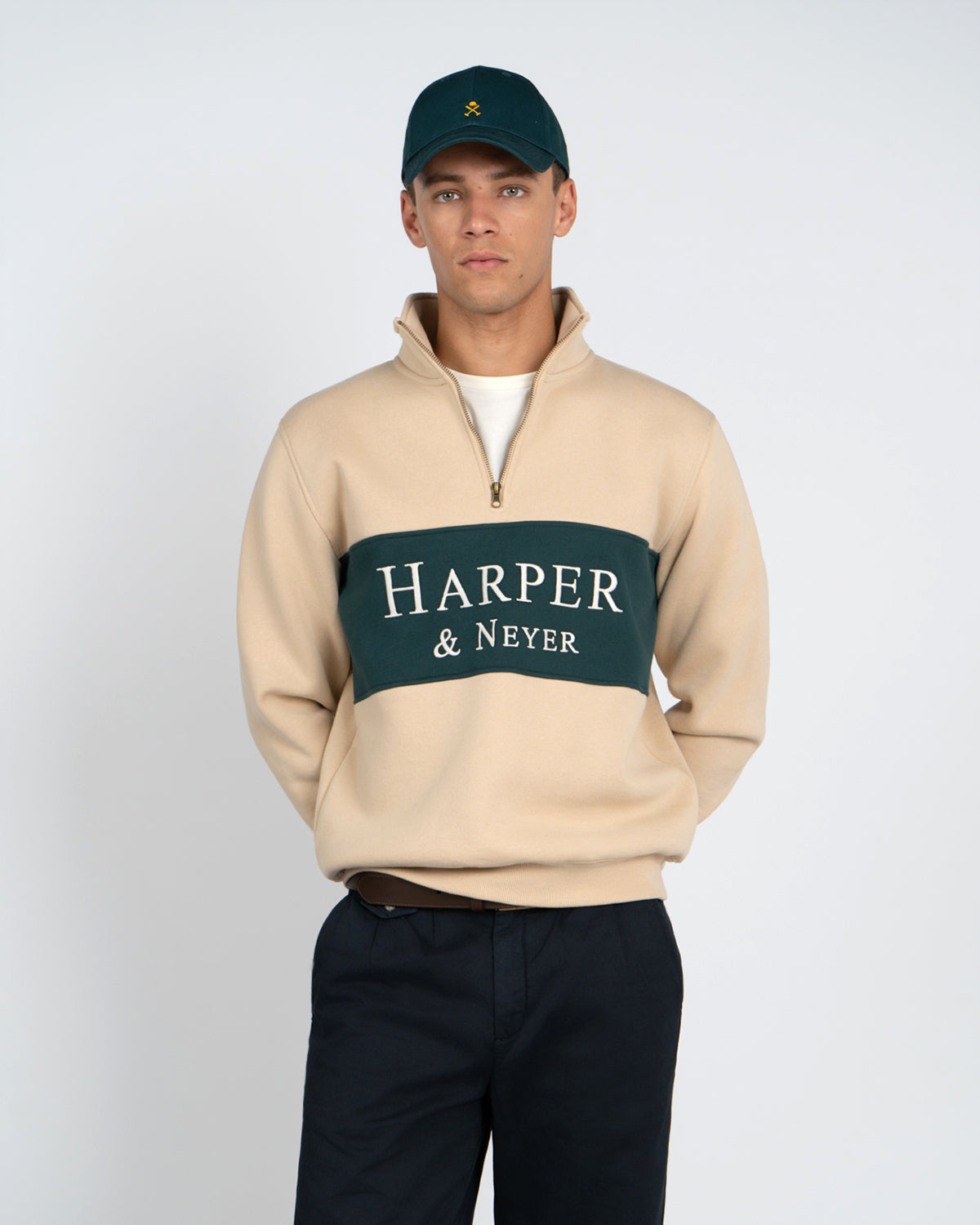 Sudadera Half-Zip Maryland de Harper & Neyer en camel, frontal con panel verde bosque y lettering crudo