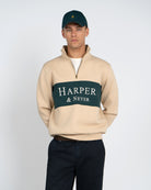 Sudadera Half-Zip Maryland de Harper & Neyer en camel, frontal con panel verde bosque y lettering crudo