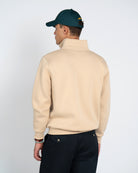 Sudadera Half-Zip Maryland de Harper & Neyer en camel, trasera limpia con cuello alto