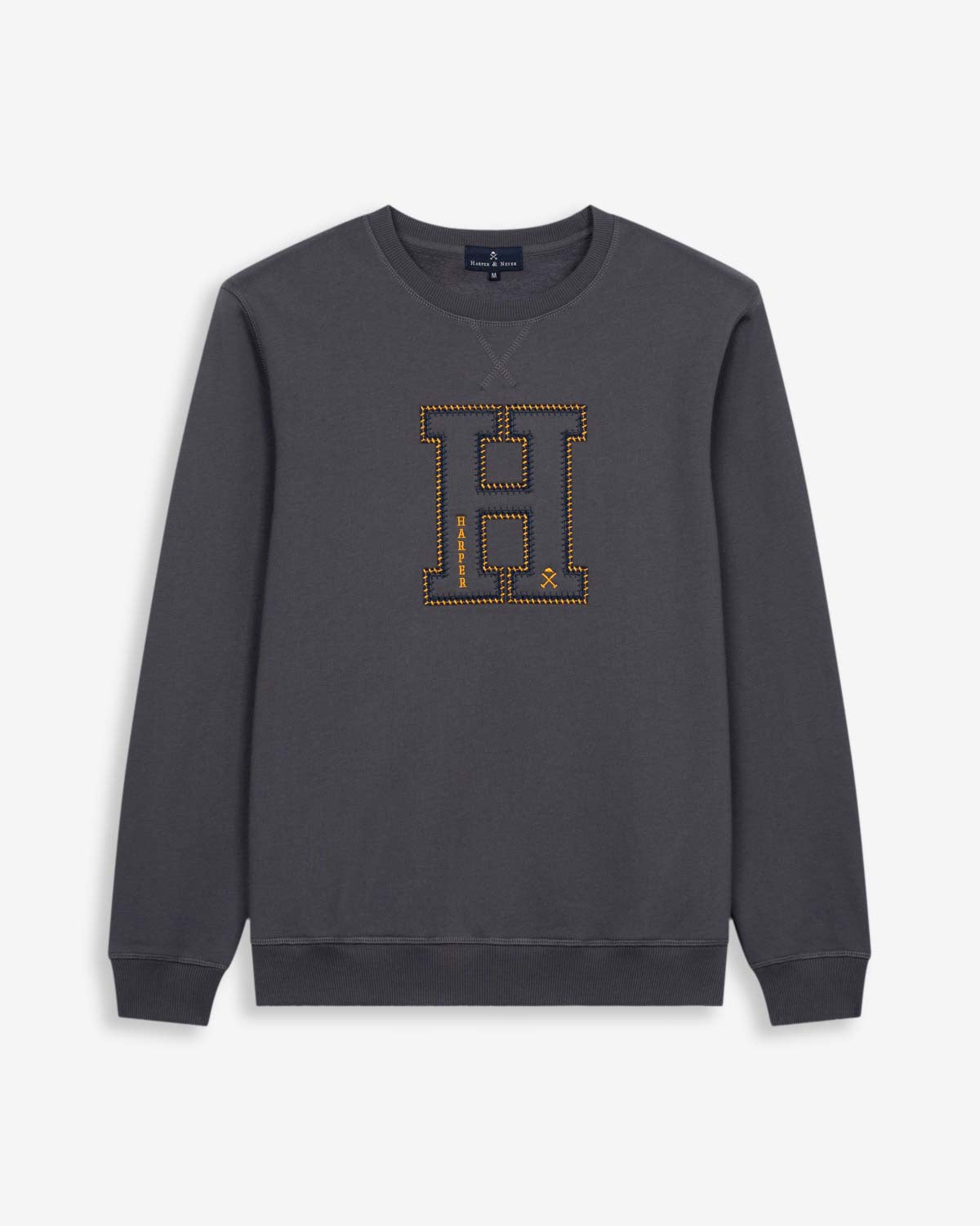 Sudadera HARVARD de Harper & Neyer en antracita, vista frontal con gran H bordada en appliqué y cadeneta amarilla
