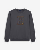Sudadera HARVARD de Harper & Neyer en antracita, vista frontal con gran H bordada en appliqué y cadeneta amarilla