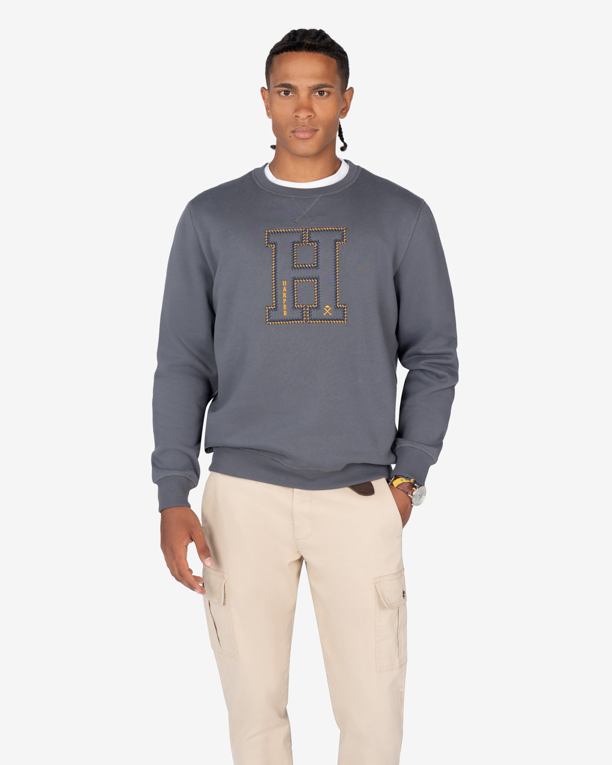 Sudadera HARVARD antracita de Harper & Neyer, look frontal con camiseta blanca y cargo beige