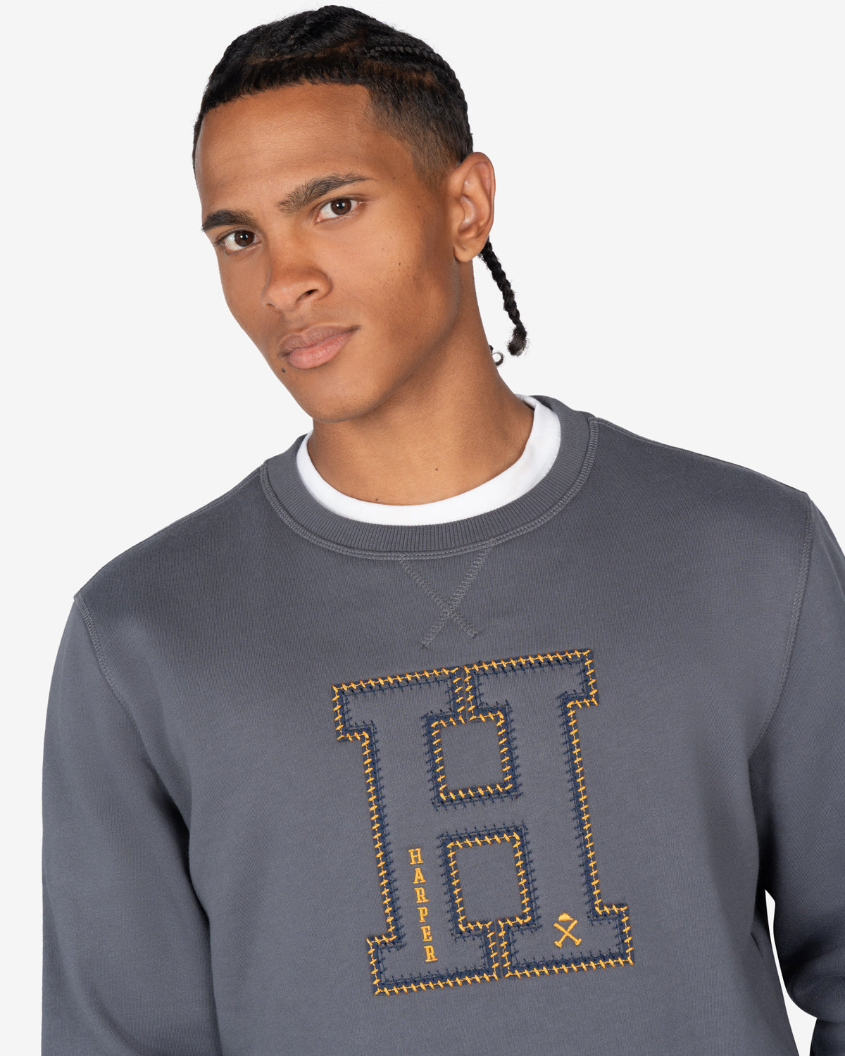 Sudadera HARVARD de Harper & Neyer en antracita, plano medio con H bordada y camiseta blanca asomando