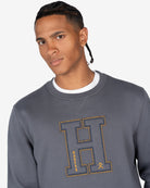 Sudadera HARVARD de Harper & Neyer en antracita, plano medio con H bordada y camiseta blanca asomando