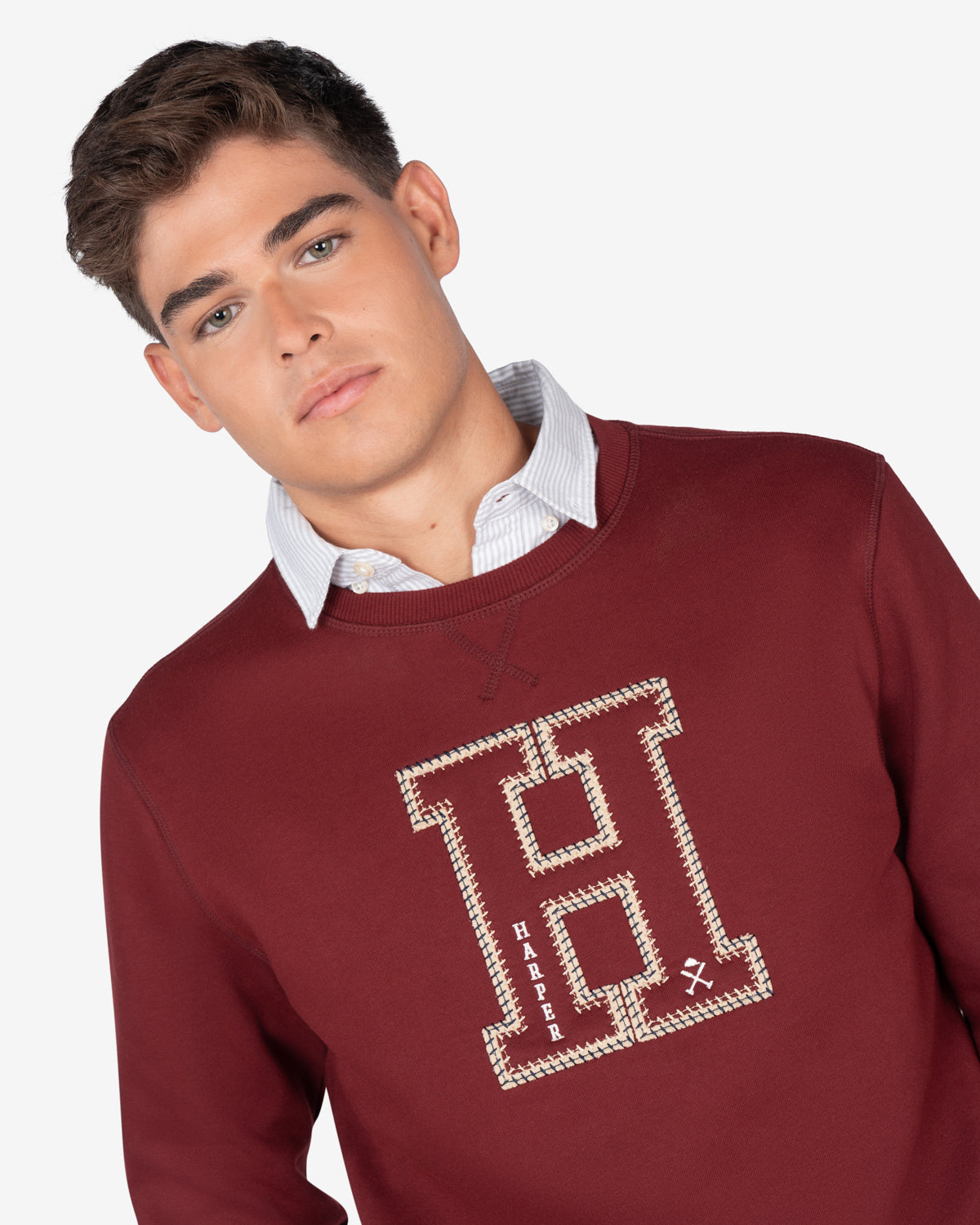 Sudadera HARVARD de Harper & Neyer en burdeos, plano medio con H bordada y oxford de rayas asomando