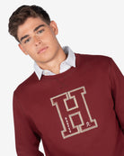 Sudadera HARVARD de Harper & Neyer en burdeos, plano medio con H bordada y oxford de rayas asomando