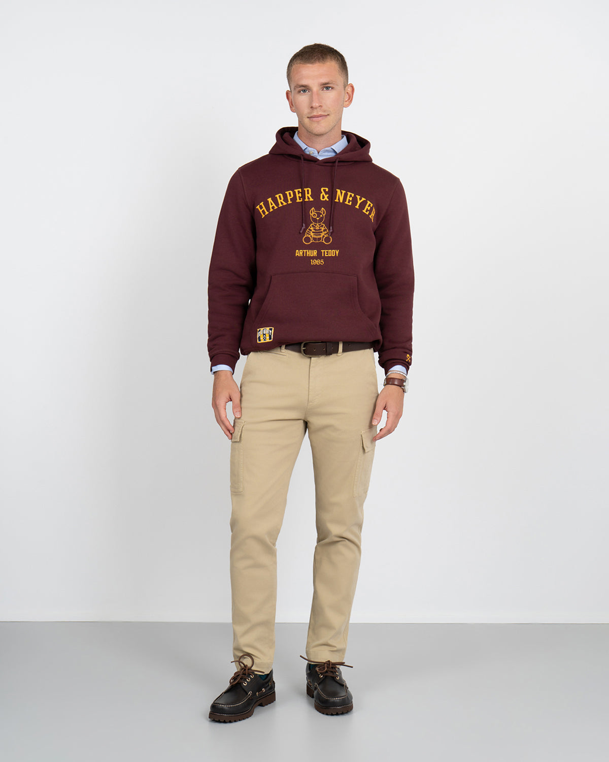 Sudadera Hoodie Arthur de Harper & Neyer en burdeos con camisa azul cielo y cargo arena