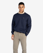 Sudadera ICON azul marino de Harper & Neyer, look frontal con polo beige asomando y chino verde militar