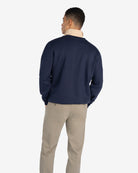 Sudadera ICON azul marino de Harper & Neyer, look trasero con chino verde militar