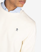 Detalle del logo bordado de Harper & Neyer en el pecho de la sudadera ICON crudo