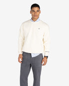 Sudadera ICON crudo de Harper & Neyer, look frontal con oxford azul cielo y chino gris antracita