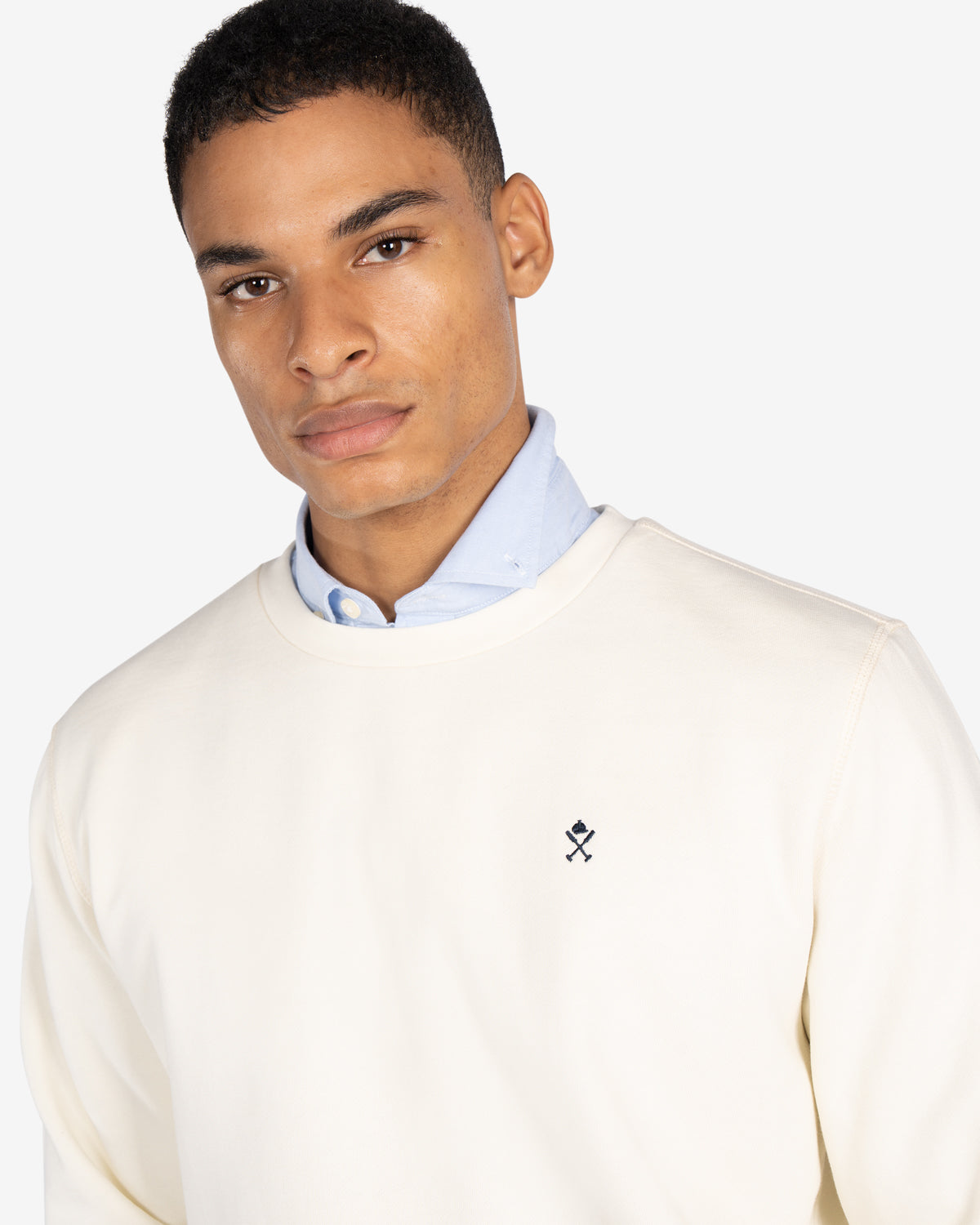 Sudadera ICON de Harper & Neyer en crudo, plano medio con oxford azul cielo asomando por el cuello