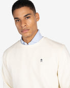 Sudadera ICON de Harper & Neyer en crudo, plano medio con oxford azul cielo asomando por el cuello
