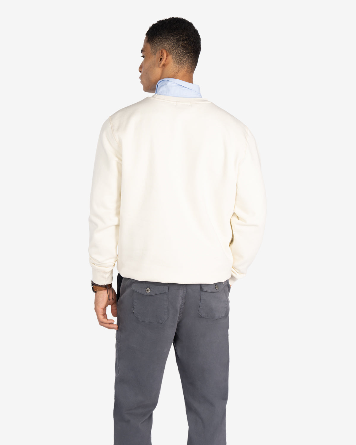 Sudadera ICON crudo de Harper & Neyer, look trasero con chino gris antracita