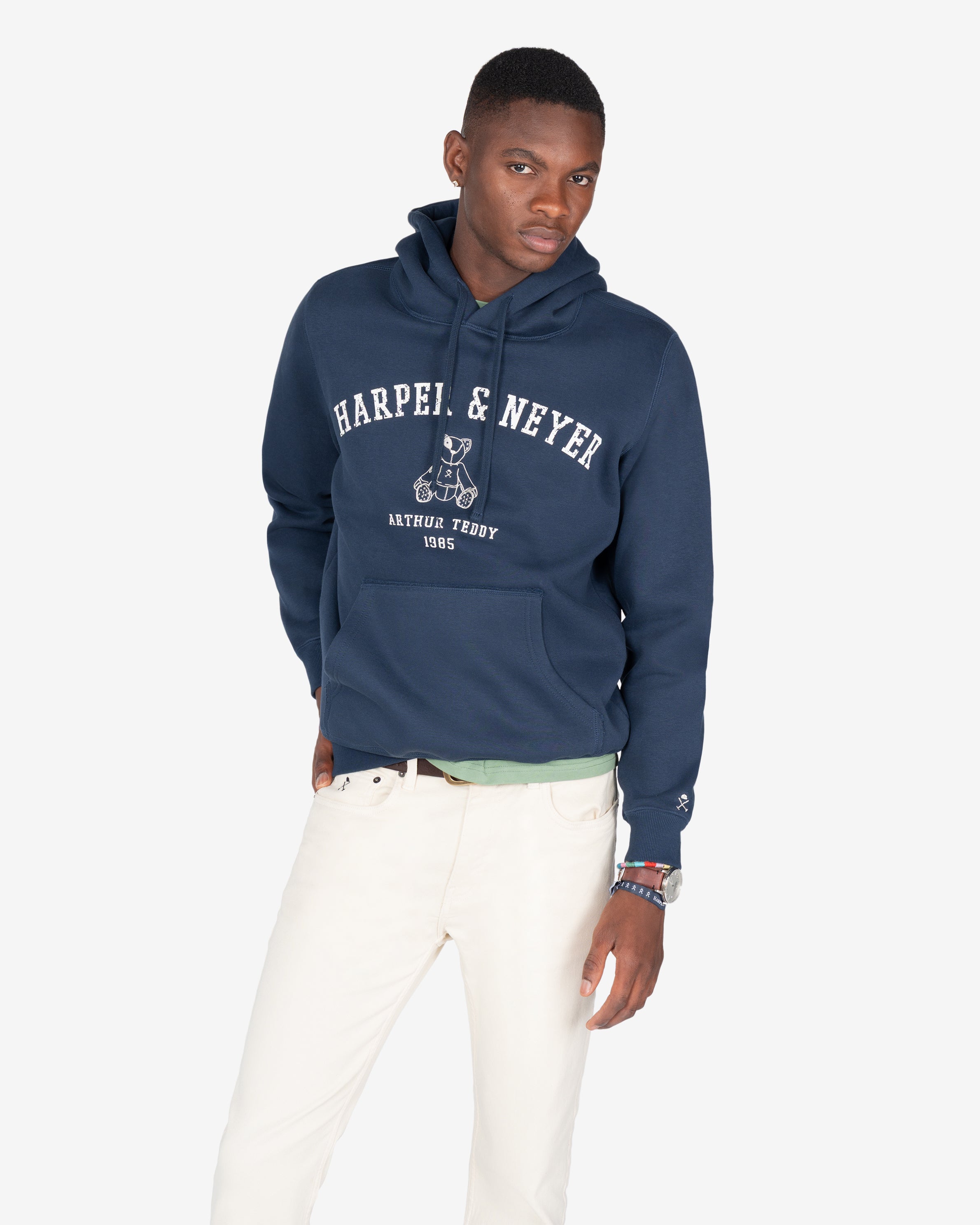 Sudadera MANCHESTER azul marino de Harper & Neyer, look frontal con vaquero blanco crudo y camiseta verde salvia asomando