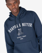 Sudadera MANCHESTER de Harper & Neyer en azul marino, plano medio con capucha y estampado Harper Neyer
