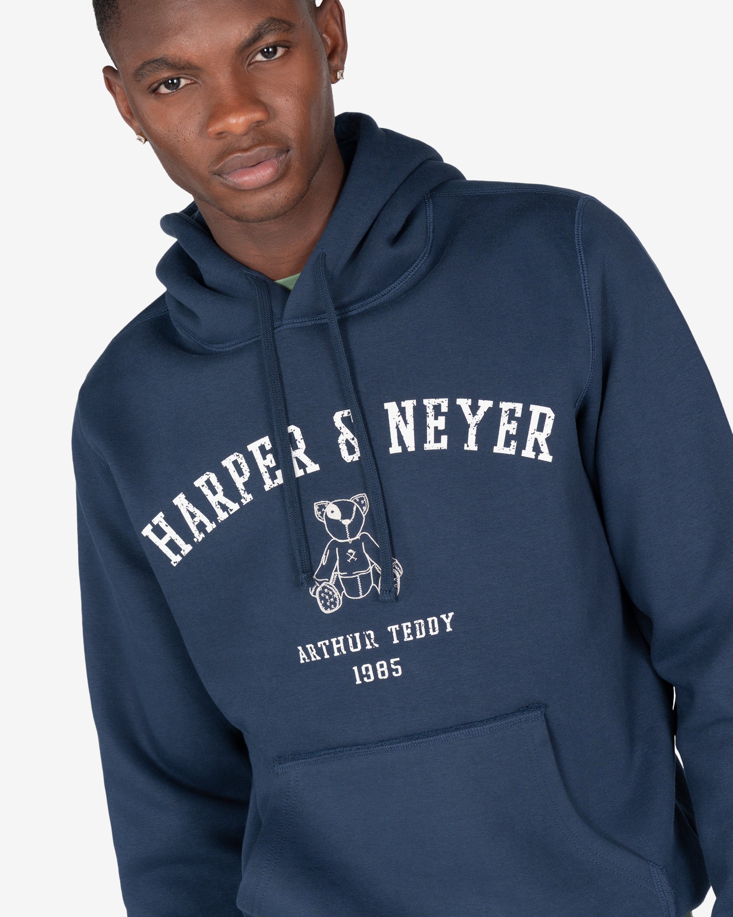 Sudadera MANCHESTER de Harper & Neyer en azul marino, plano medio con capucha y estampado Harper Neyer