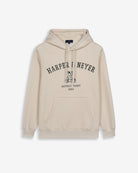 Sudadera MANCHESTER de Harper & Neyer en crudo, vista frontal con capucha, estampado Harper Neyer arqueado y oso Arthur Teddy en verde botella