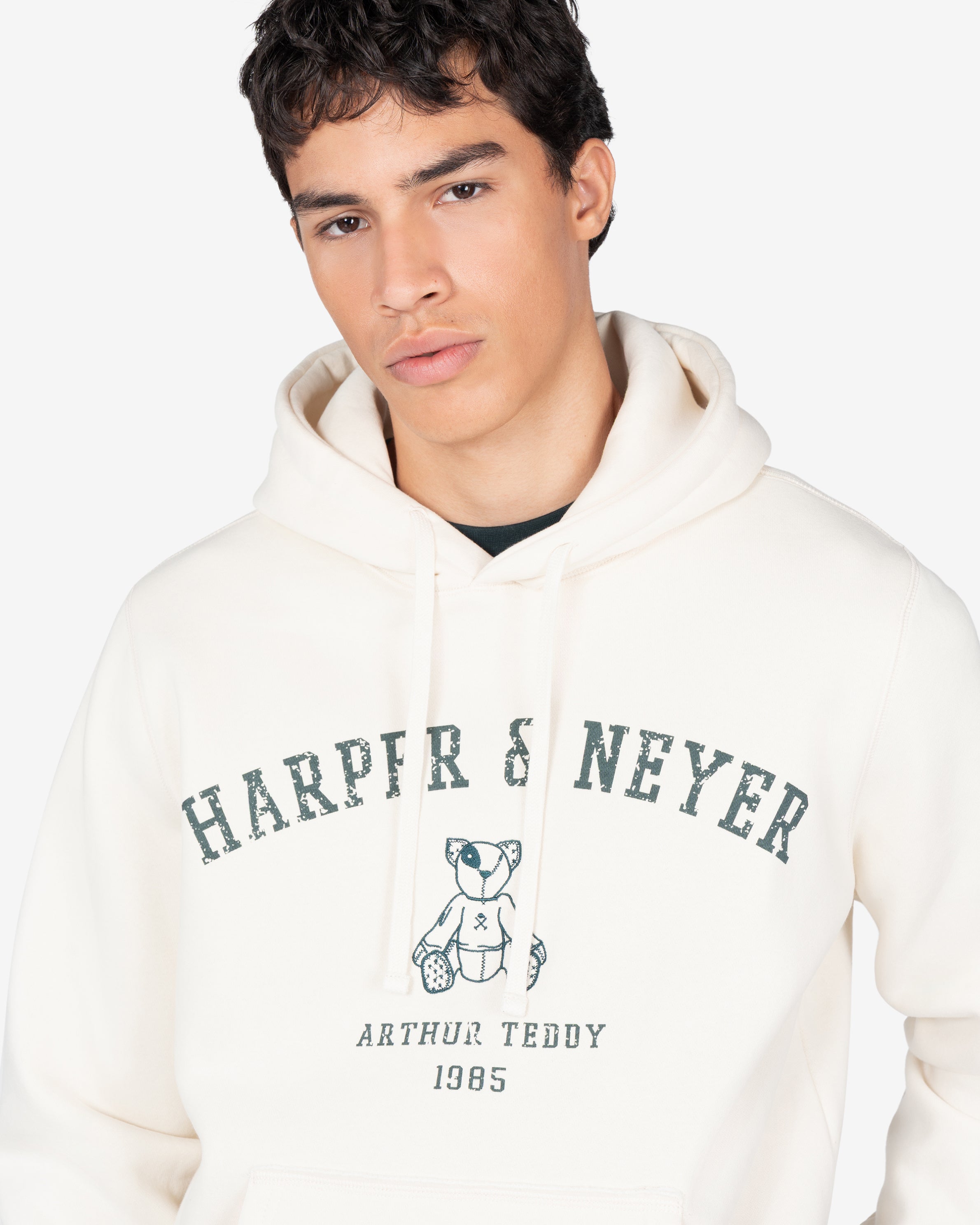 Sudadera MANCHESTER de Harper & Neyer en crudo, plano medio con capucha y estampado Harper Neyer en verde botella