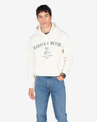 Sudadera MANCHESTER de Harper & Neyer en crudo, vista tres cuartos con modelo y camiseta verde botella asomando
