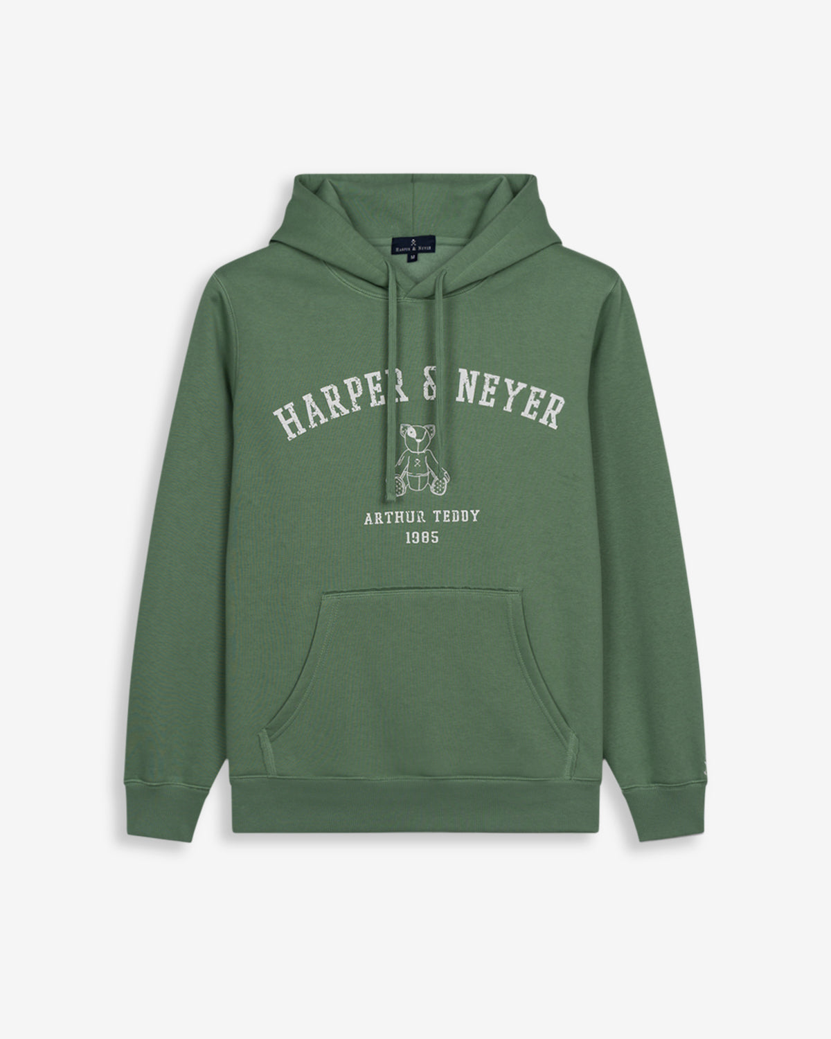 Sudadera MANCHESTER de Harper & Neyer en verde salvia, vista frontal con capucha, estampado Harper Neyer arqueado y oso Arthur Teddy bordado