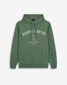 Sudadera MANCHESTER de Harper & Neyer en verde salvia, vista frontal con capucha, estampado Harper Neyer arqueado y oso Arthur Teddy bordado