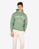 Sudadera MANCHESTER verde salvia de Harper & Neyer, look frontal cuerpo entero con chino blanco crudo