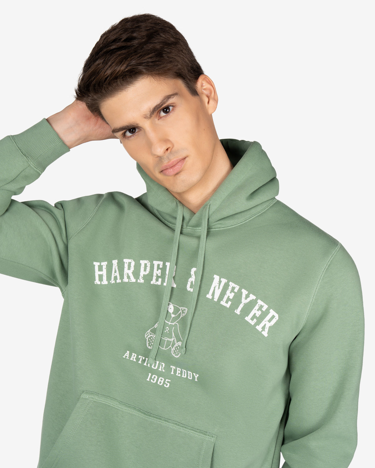 Sudadera MANCHESTER de Harper & Neyer en verde salvia, plano medio con capucha y estampado Harper Neyer
