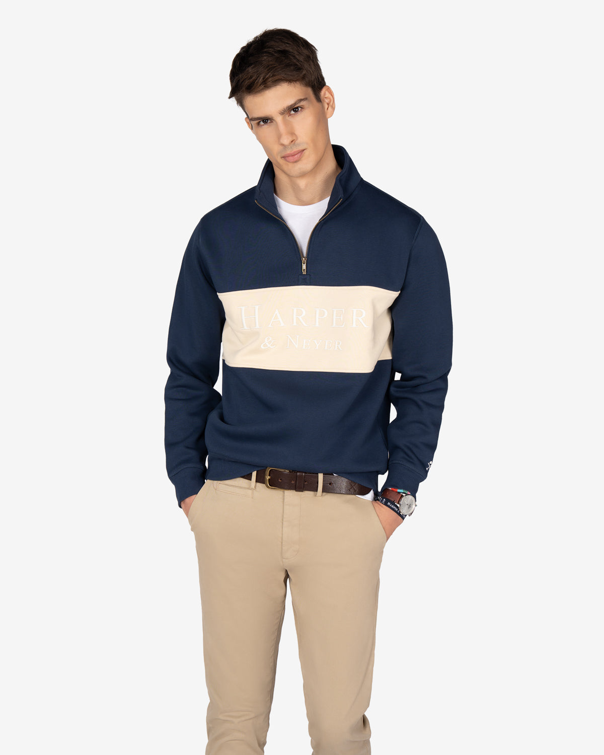 Sudadera MARYLAND azul marino de Harper & Neyer, look frontal cuerpo entero con chino beige y cinturón de piel marrón