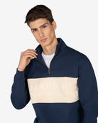 Sudadera MARYLAND de Harper & Neyer en azul marino, plano medio con media cremallera y modelo ajustando el cuello