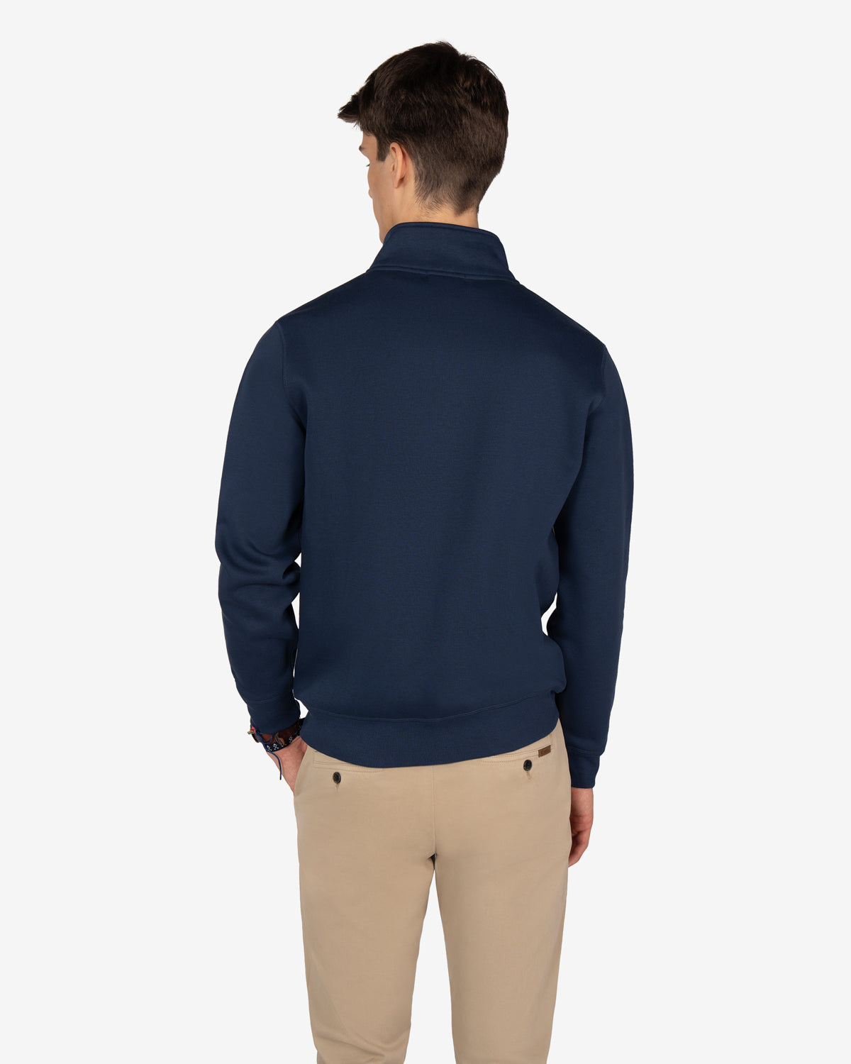 Sudadera MARYLAND azul marino de Harper & Neyer, look trasero con chino beige claro