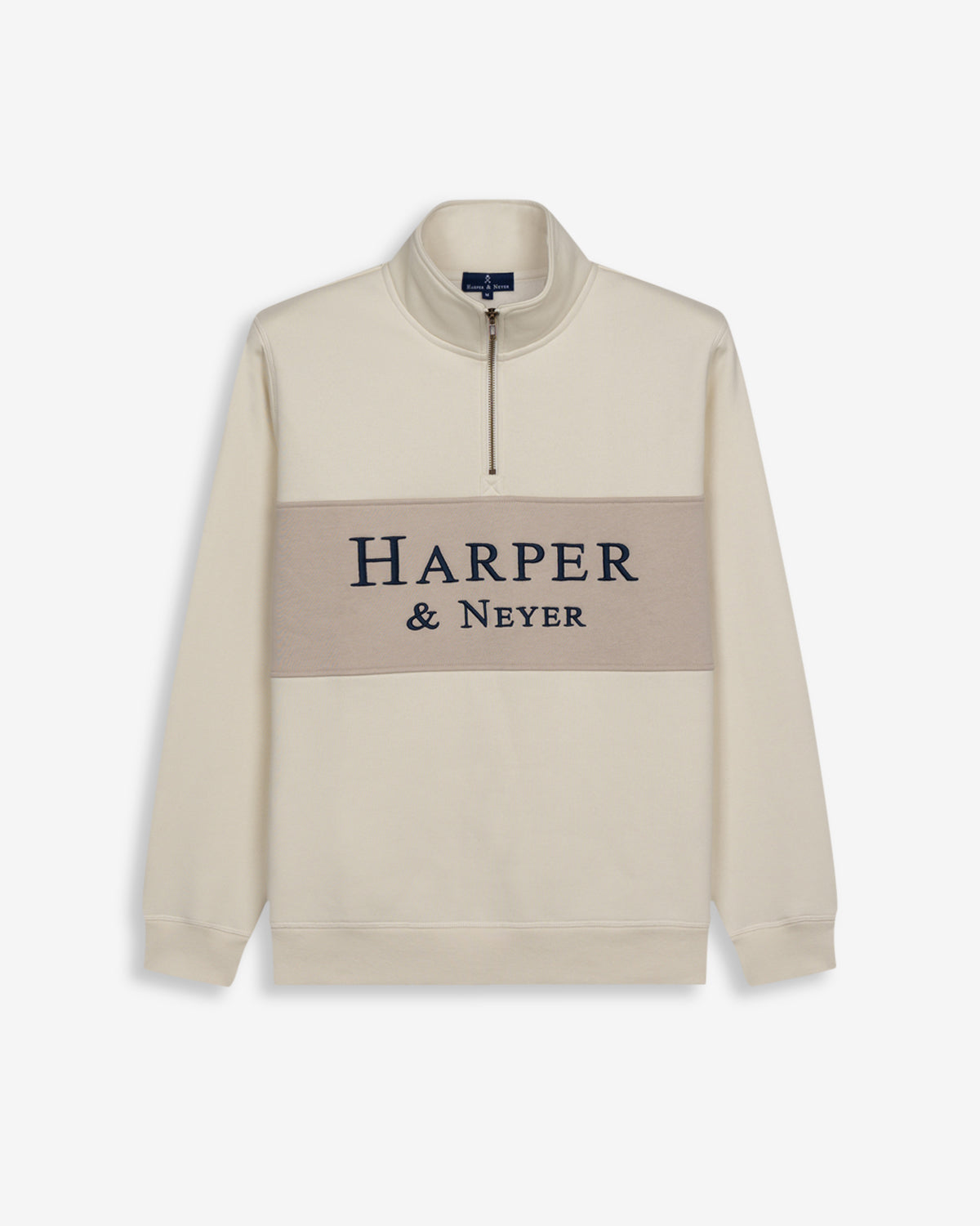 Sudadera MARYLAND de Harper & Neyer en crudo, vista frontal con media cremallera y panel beige con logo bordado
